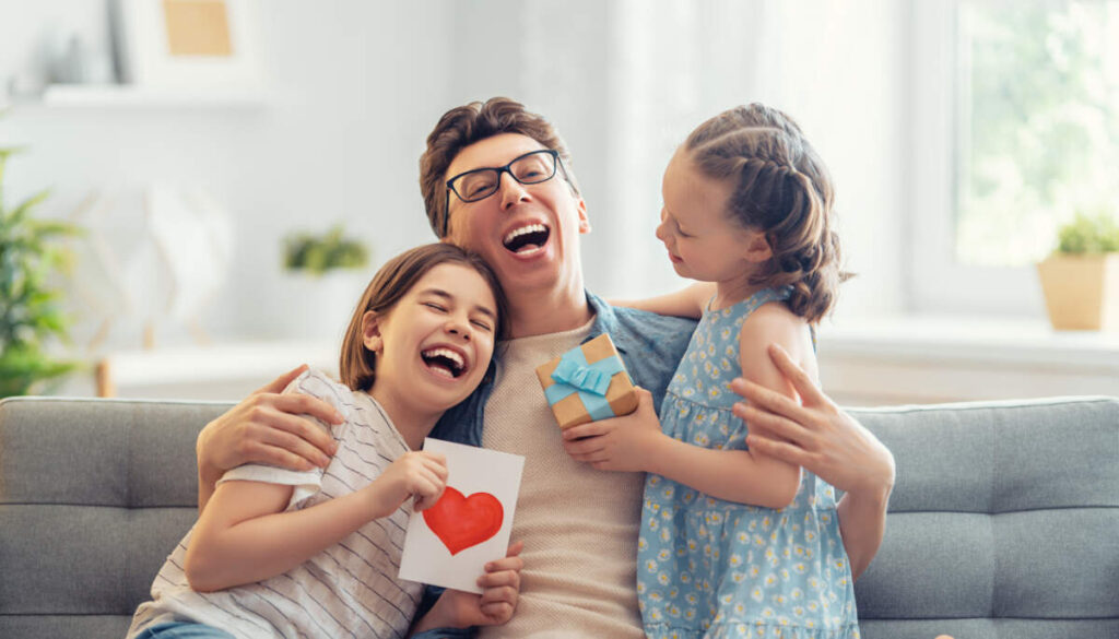Momento en Familia, un padre ríe y juega con sus hijas