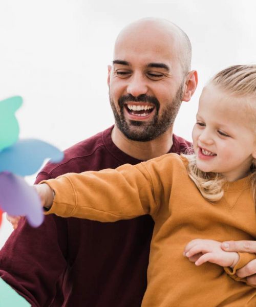 father-and-little-son-having-fun-with-pinwheel-toy-8QPU4TX father-and-little-son-having-fun-with-pinwheel-toy-8QPU4TX
