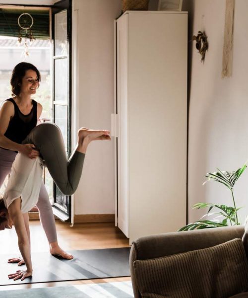 people-doing-yoga-class-indoors-at-home-soft-focus-FNP34ZK people-doing-yoga-class-indoors-at-home-soft-focus-FNP34ZK